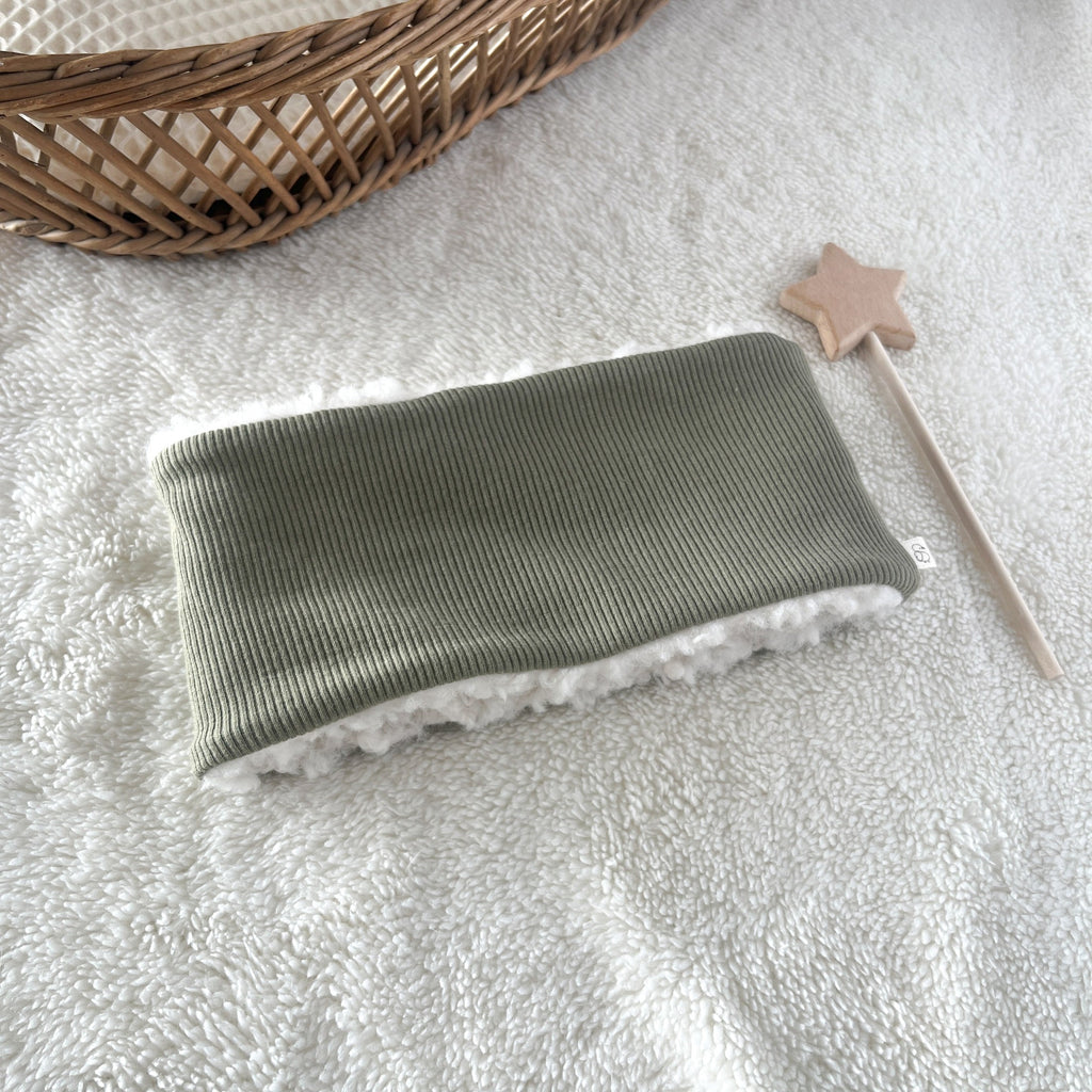 snood bébé et enfant couleur olive, en jersey extensible et doublé de sherpa douce, cousu à la main