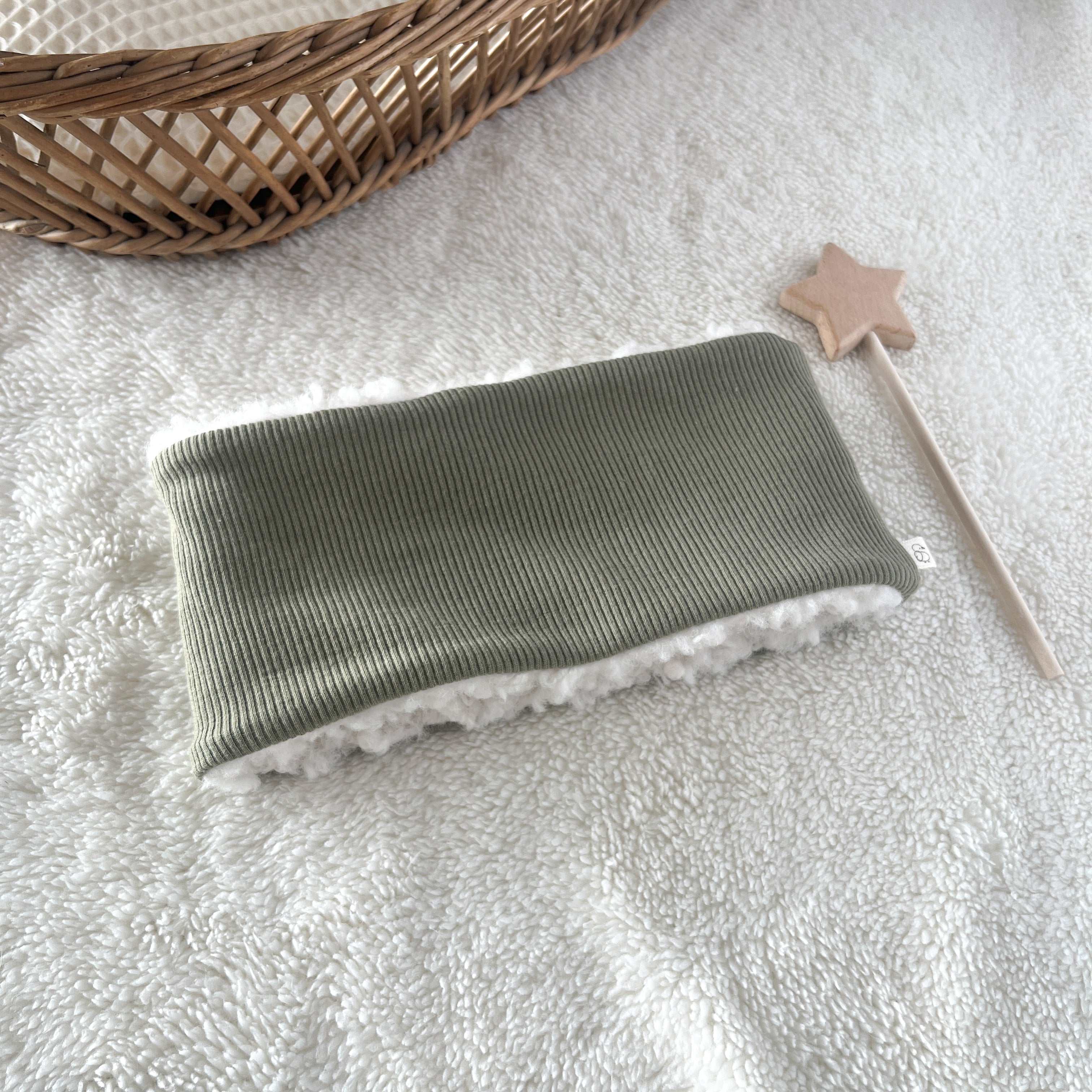snood bébé et enfant couleur olive, en jersey extensible et doublé de sherpa douce, cousu à la main