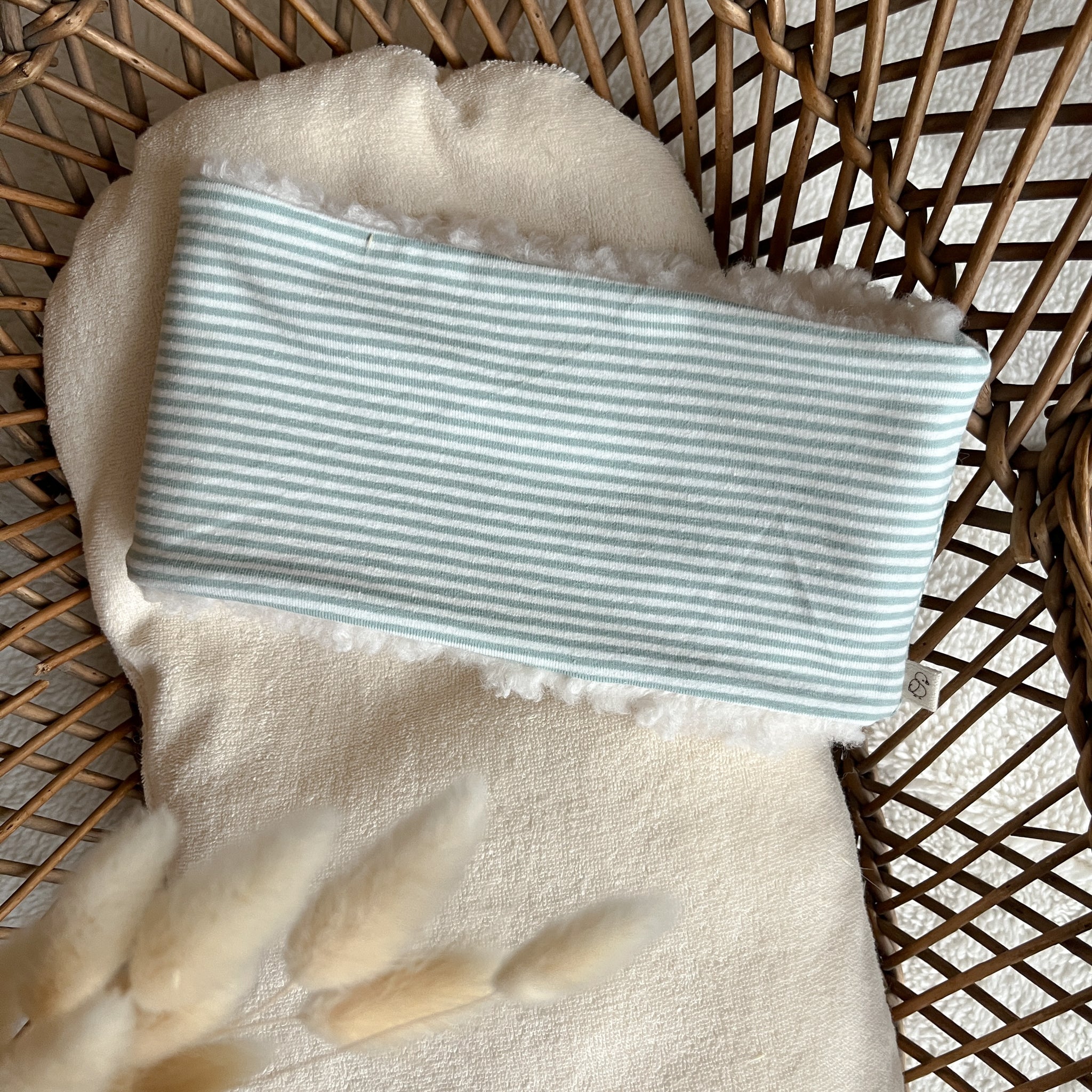 cache-cou bébé et enfant à rayures bleu glacial, doux et chaud, fait main en France