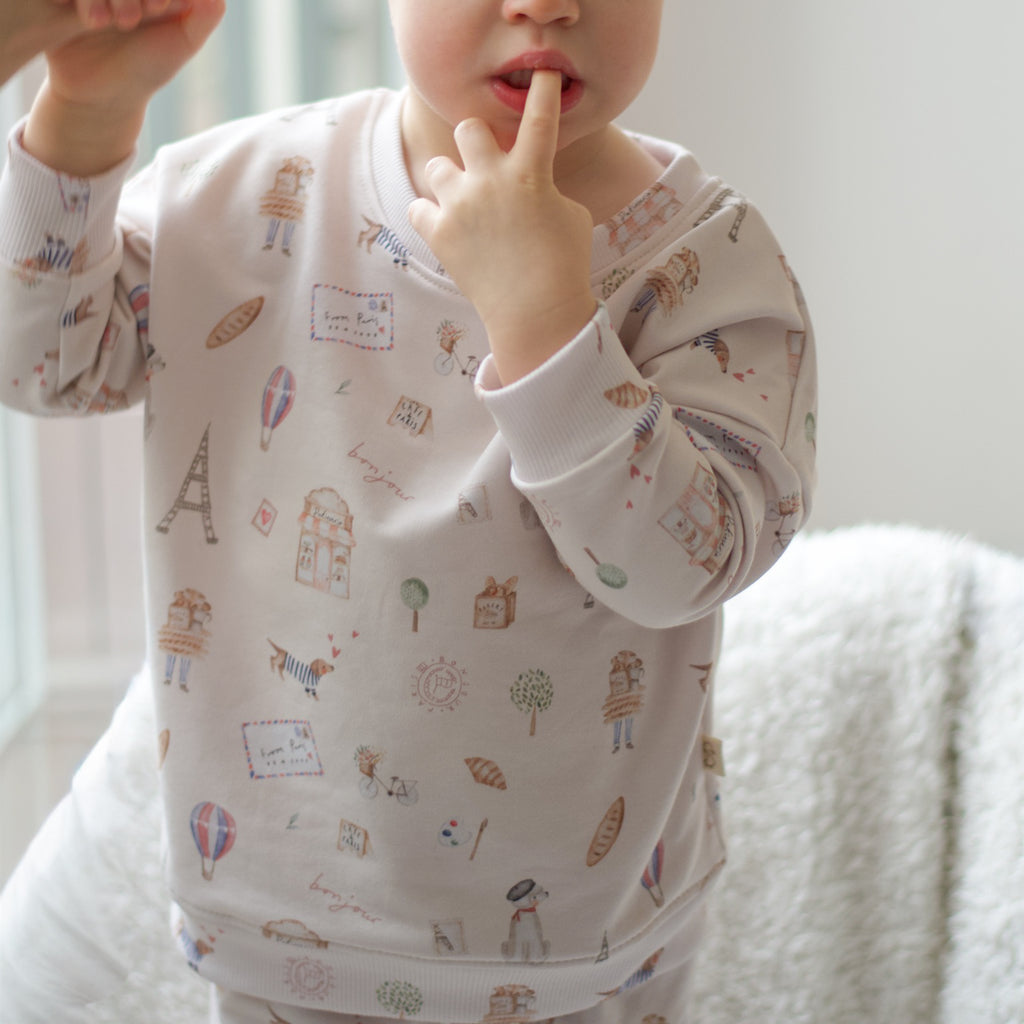 Sweat bébé fait main en french terry Bonjour Paris porté au quotidien