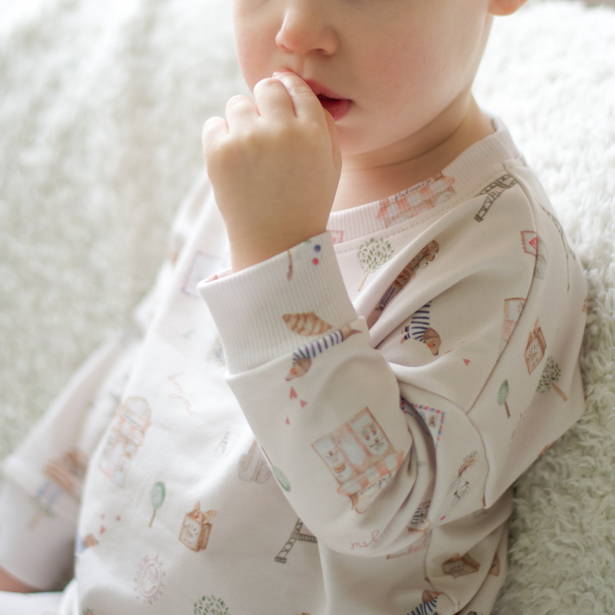Sweat bébé Bonjour Paris porté dans une tenue coordonnée