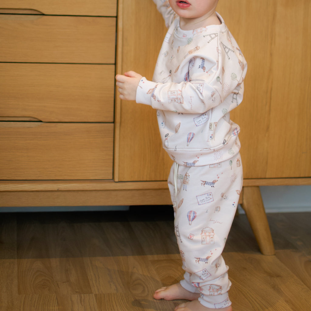 Sweat et jogger enfant mi-saison Bonjour Paris en sweat bouclette porté